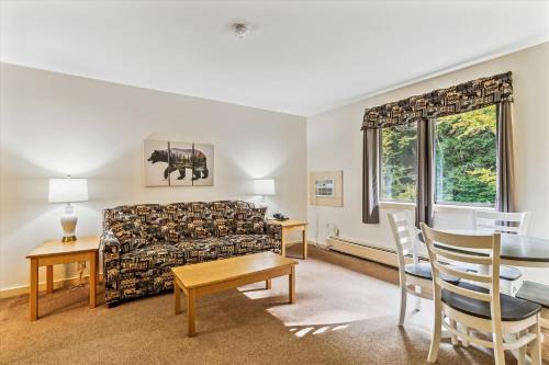 West Bridgewater Hotel | Deluxe one bedroom suite located on first floor with outdoor heated pool 11517