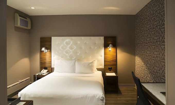 Central New York City Hotel | Deluxe Room in a Convenient Location in Times Square, Steps to Broadway!