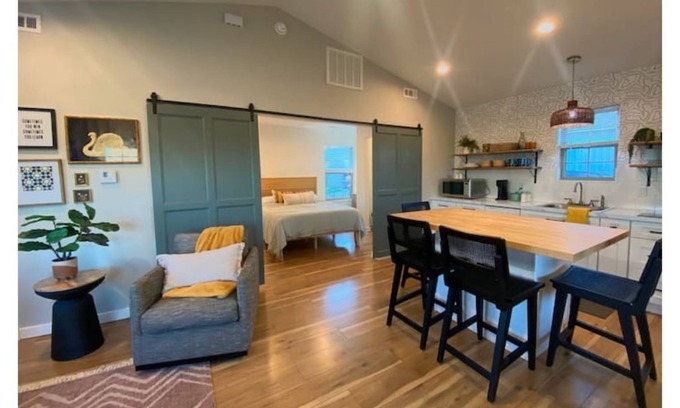 Joplin House | Deluxe Studio w/great location! Sleek & stylish!