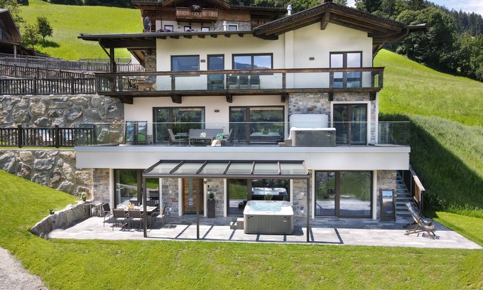 Emberg Apartment | Deluxe Suite Goldreh - SKI in/SKI out, Sauna-Jacuzzi - by "wachterhof"