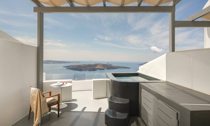 Firostefani House | Deluxe suite with Caldera View & Hot tub