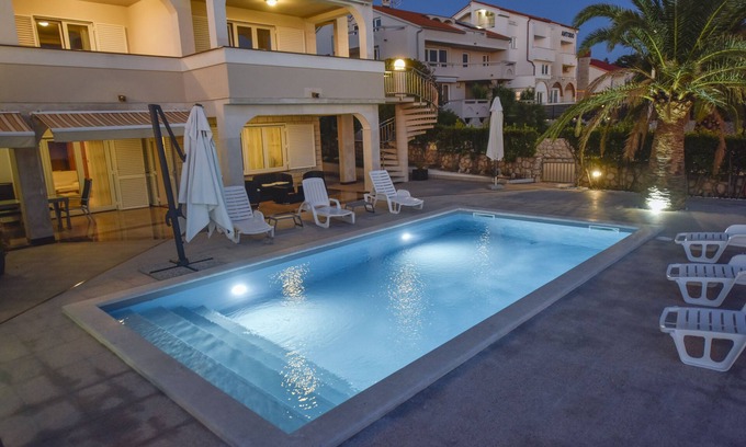 Novalja Apartment | Deluxe Three-Bedroom Apartment with Pool next to the Sea