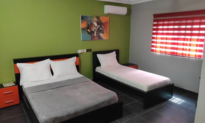 Lome House | Deluxe Twin Beds in Royal Blue Guest House and Bar Lome