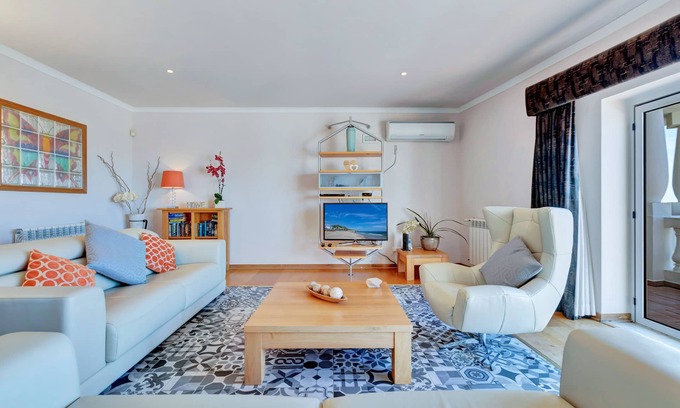 Vila do Bispo Villa | Deluxe Villa With Private Pool, Jacuzzi, Table Tennis, Games Room And Fibre WIFI