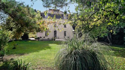 Saint-Martin-de-Saint-Maixent Bed & Breakfast | Demeures ressourçantes - Le Vallon