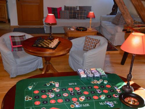 Aubigny-sur-Nere Apartment | Demeure historique écossaise dans le Cher avec jardin et salle de jeux - FR-1-586-52