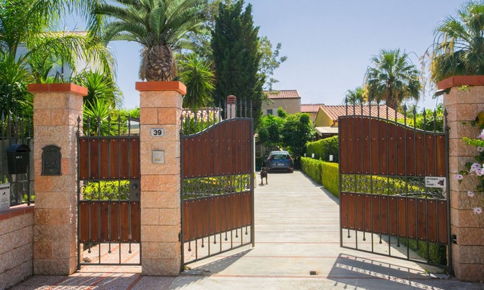 Piane Vecchie Villa | Dependance in Villa 7 km from Cefalù near the sea with garden and services.
