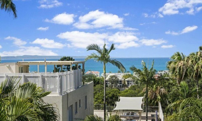 Noosa Heads Apartment | Descola 10 - On Noosa Hill this top-level unit with ocean views from the balcony