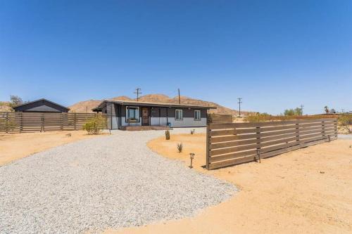 Joshua Tree House | Desert Escape Climbing Wall, Hammocks & Hot Tub15 Min to Joshua Tree Park