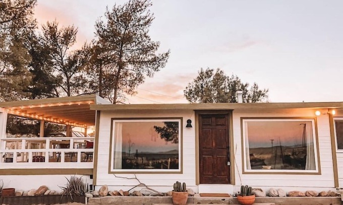 Joshua Tree House | Desert Escape, Sweeping Views, 2.5 Fenced Acres, Hot Tub · Golden Hour House