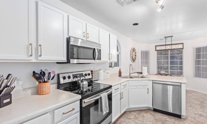 Agritopia House | Desert Paradise 3BD, 2BA HEATED POOL!