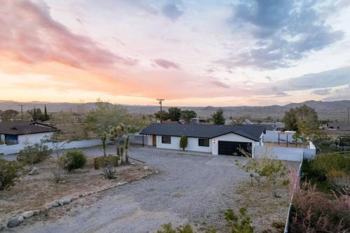 Joshua Tree House | Desert ROSE Villa - Amazing Location - Fire-pit - NEW