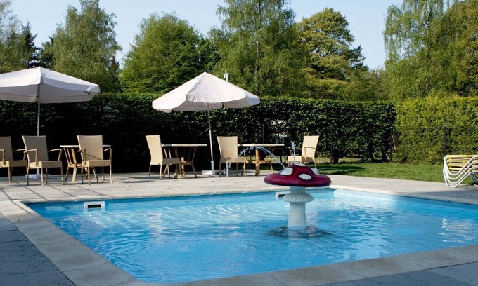 De Bult Villa | Designed home with bedstead, surrounded by forest