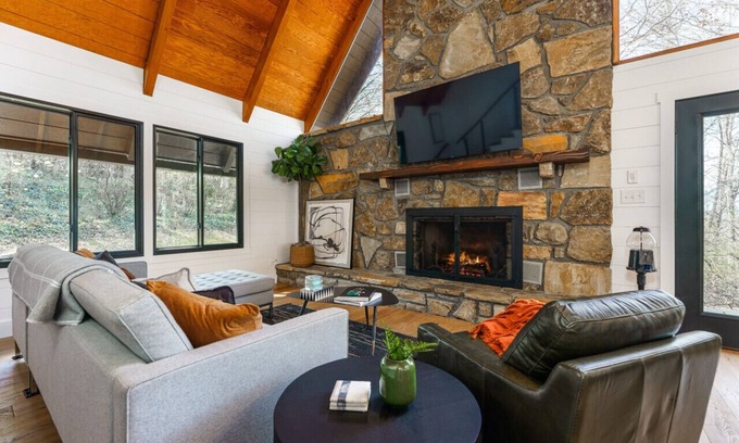 Seymour House | Designer A-Frame | Huge Loft, Chef’s Kitchen, Hot Tub & Fire Pit