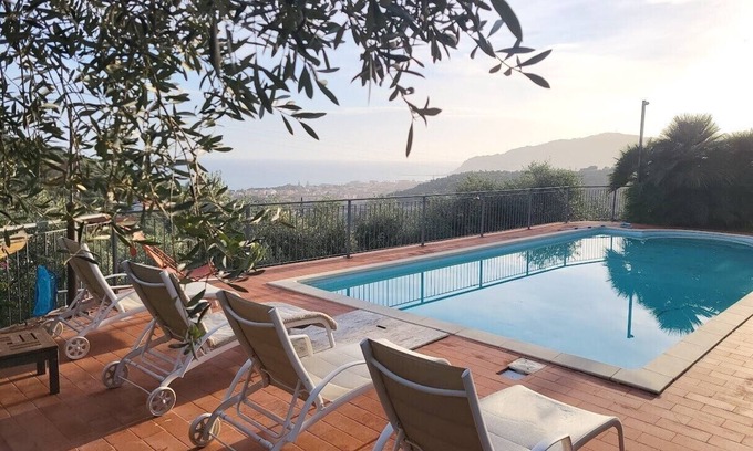 Monade Santa Lucia Apartment | Designer apartment with garden and private pool in a panoramic location