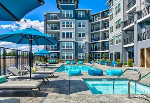 Sparks Apartment | Designer Apt with Jacuzzi, Pool & Mountain Views