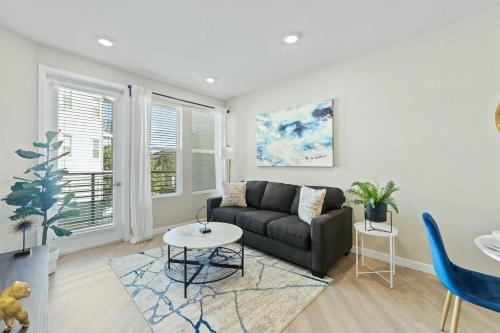 Sparks Apartment | Designer Apt with Jacuzzi, Sky Lounge, Gym Access