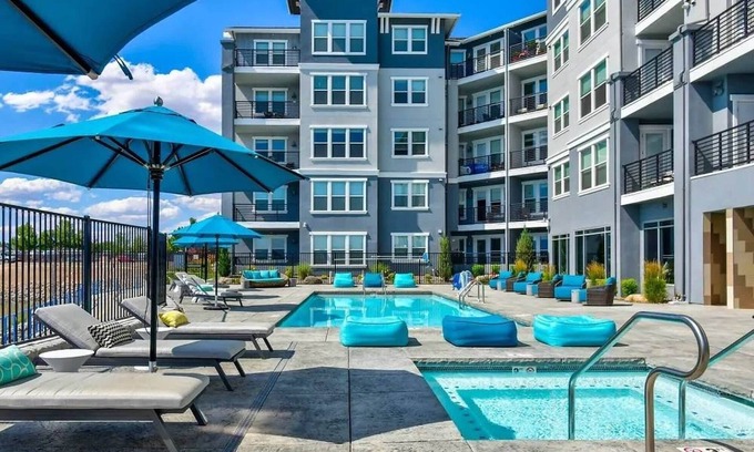 Sparks Apartment | Designer Apt. with Jacuzzi, Sky Lounge, Gym Access