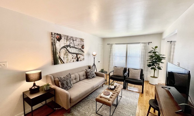 Bixby Knolls Apartment | Designer Bixby Knolls 2 bedroom with Parking near Cafes/Bars/Shopping