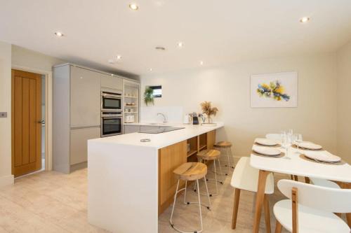 East Wittering House | Designer Family Escape Hot Tub Steps to Beach