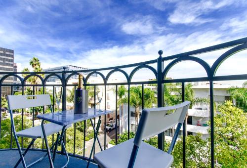 Beverly Grove Apartment | Designer Penthouse 2 Bedroom with Balcony Beverly Hills Adjacent