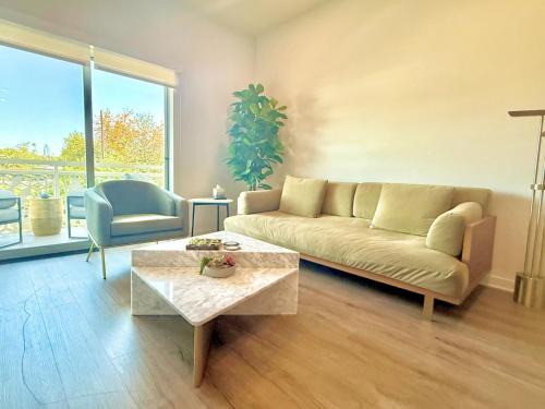 Silver Lake Apartment | Designer Silver Lake Stylish One Bedroom with Parking