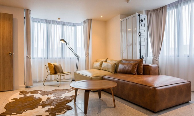 Nana Apartment | Designer 2BR apt w/WiFi, record player, game console in CBD Bangkok