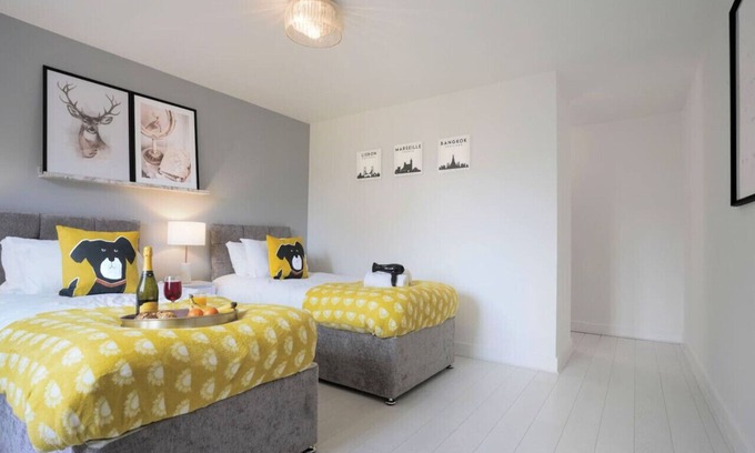 Newport Pagnell House | Detached 6 Bedroom House - Free Parking & FastWifi