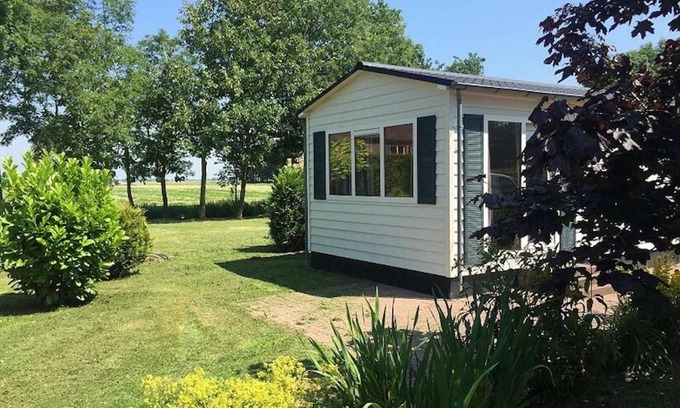 Tzummarum Ski Chalet | Detached chalet with microwave near the Wadden Sea