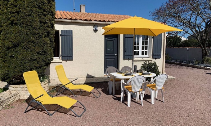 Le Chateau-d'Oleron House | Detached cottage and outdoor space, Wifi, direct access to bicycle path