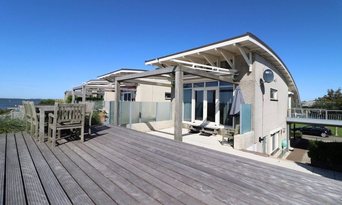 Makkum Cabin | Detached villa on the dike of the IJsselmeer