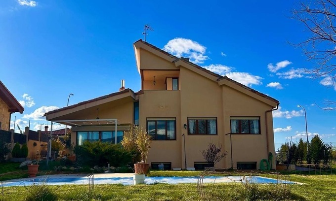 Duruelo Ski Chalet | Detached villa with pool and mountain views