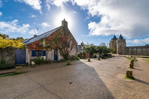 Sarzeau House | Devant le Château de Suscinio