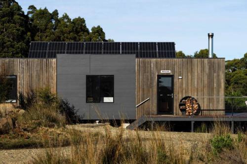 Port Arthur House | Devil's Lair, self-contained eco cabin at McHenry Distillery & Brewery