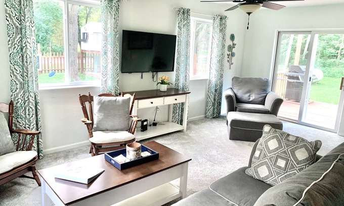 Baraboo House | Devil's Lake Cottage - Family Friendly a block from State Park Entrance! Skiing