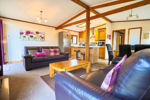 Liverton House | Devon Comfort Lodge with Hot Tub - Spa Resort in Devon