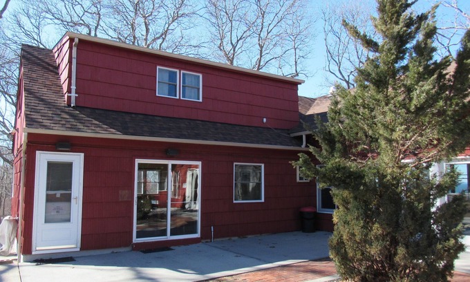 Wading River House | DeWolfe Hall West Apartment with access to LI Sound