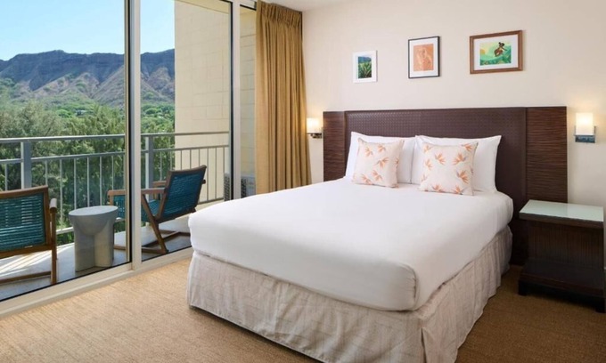 Diamond Head - Kapahulu - St. Louis Hotel | Diamond Head View King | Kaimana Beach Hotel | Scenic Room with a View
