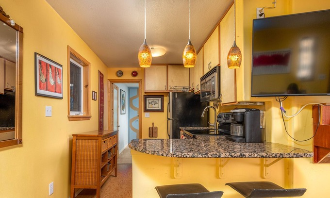 Seward Cottage | Dicky's Charming 1-bedroom cottage in downtown Seward