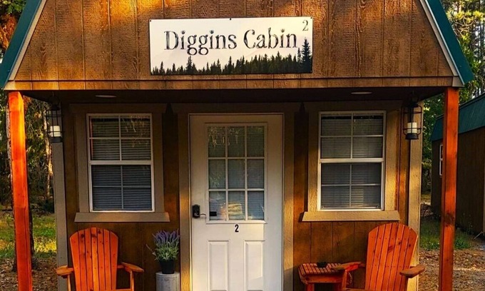 Cave Junction Cabin | Diggins Cabin 2 - Restrooms and Showers are only a short walk away.