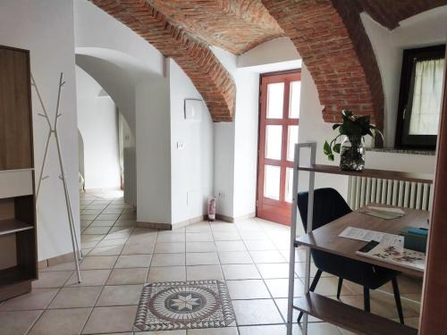 Ivrea Apartment | Dimora 5 laghi -A due passi dal Lago Sirio
