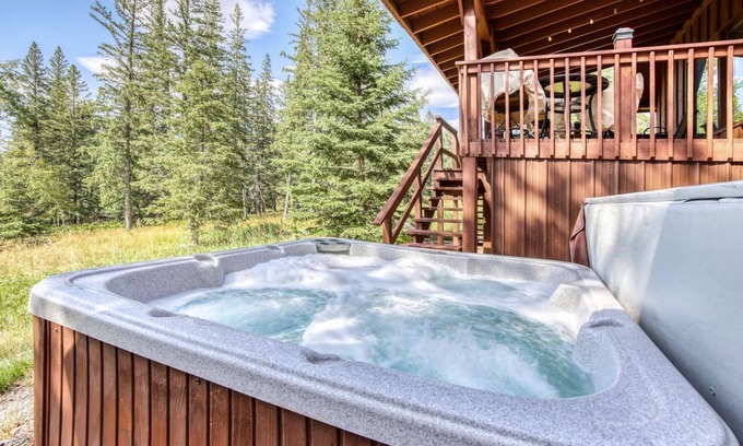 Lead Cabin | Dino`s Den - 1 block from the slopes! Hot tub and firepit!