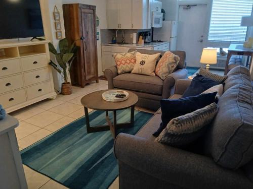 South Peninsula Historic District Apartment | Direct ocean front view 1 bedroom Open Pool Ocean J