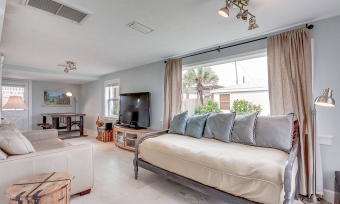 St. Augustine Beach House | 💲DIRECT OCEANFRONT Romantic Cottage💲 Best Beach - Walk to Restaurants - Downtown only 5 Miles