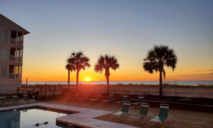 Myrtle Beach Condo | Direct Oceanfront 3 bedroom 2.5 baths Pelicans Watch unit on popular Shore Drive