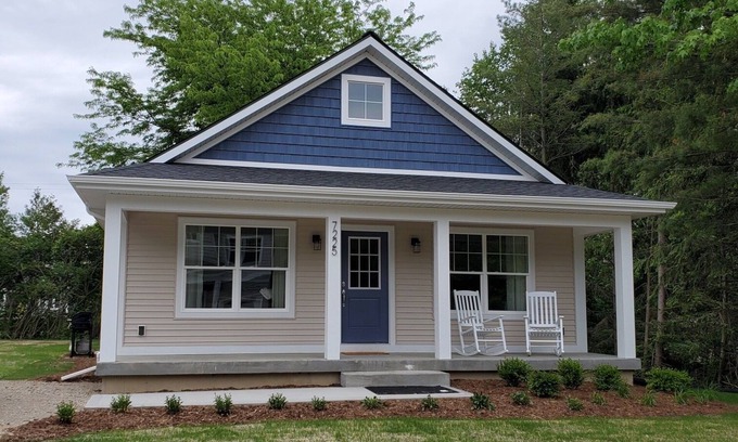 Miami Park House | Discounted rates for Fall/Winter! Lake Michigan Access, Hot tub!