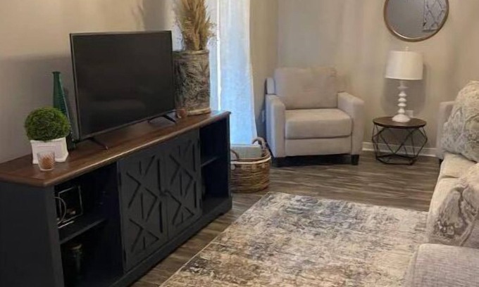 Starkville Apartment | Discover Mississippi State U within 4 mins! Cozy 1-bedroom awaits.
