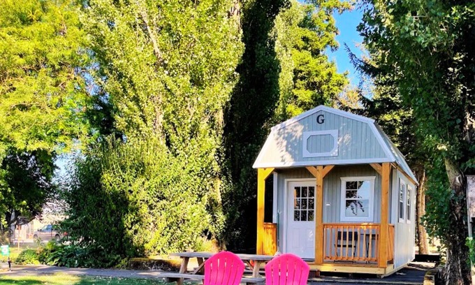 Lynden Cabin | 🌿Discover Tranquility in a Little Barn Cabin: A Unique Glamping Retreat