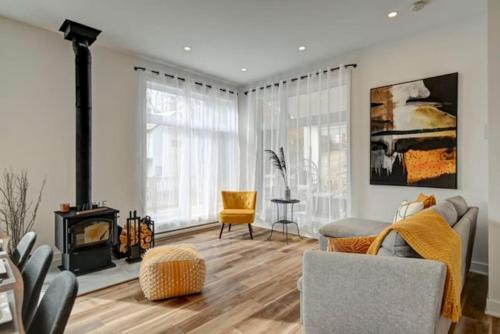 Sainte-Beatrix Ski Chalet | DIX8 SPA and surrounding forest