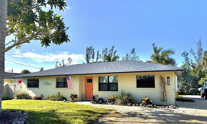 Pine Island Center House | Do you like to fish, relax, chill and enjoy nature? Do we have the place for you